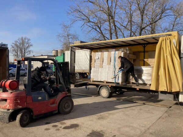 Разгружаем очередную машину дверей HORDOORS на нашем складе в Санкт-Петербурге!